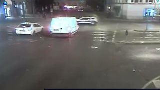 VIDEO Au schimbat locurile ca să păcălească poliția! Mașina a trecut pe roșu, așa că oamenii legii au pornit &icirc;n urmărire