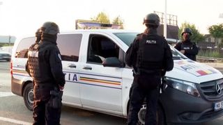 VIDEO Polițist t&acirc;r&acirc;t cu mașina de un șofer! T&acirc;nărul scandalagiu a fost reținut de autorități