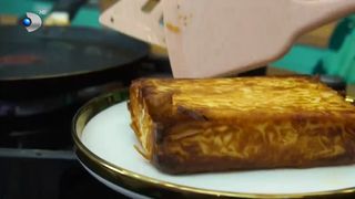 VIDEO Tiropita, o plăcintă grecească delicioasă. Cum se prepară - Rețeta explicată pas cu pas