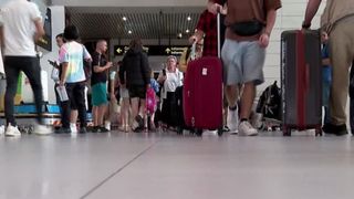 VIDEO Oamenii care se urcă băuți &icirc;n avion, coșmarul personalului de la bord! Mai multe companii au luat măsuri drastice