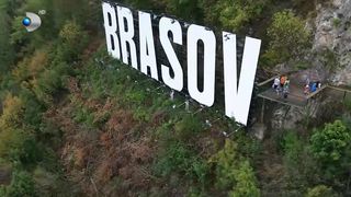 VIDEO Cu ochii la priveliște, cu piciorul &icirc;n groapă! Pericolul &icirc;i p&acirc;ndește pe turiștii care aleg să meargă &icirc;n Brașov