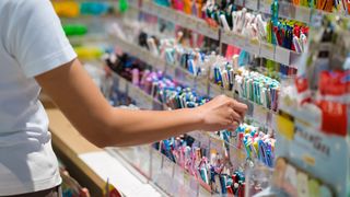 VIDEO Începe școala, rechizitele costă o avere! Ce prețuri au, în 2024, caietele, ghiozdanele și penarele