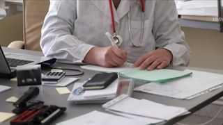 VIDEO &bdquo;Și dacă mi-aș fi luat, nu pot să recunosc asta&rdquo;. Medici amendați că dau concedii medicale pe ochi frumoși