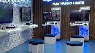 VIDEO Atrași de gadgeturile inteligente! Electronicele, produsele pe care românii dau cei mai mulți bani