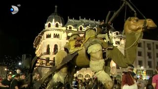 VIDEO Festivalul de la Craiova s-a terminat într-un mare fel! Cămila supradimensionată a făcut senzație
