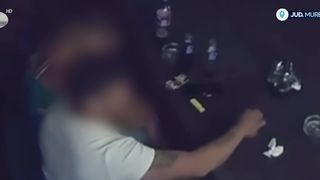 VIDEO Doi tineri, căutați după ce au plecat, FĂRĂ să plătească, de la terasa unde au m&acirc;ncat. &Icirc;nt&acirc;i a plecat ea, el a lăsat 5 lei pe masă și s-a făcut nevăzut