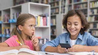 VIDEO Mai multe țări interzic telefoanele în școli! Care va fi situația în România?