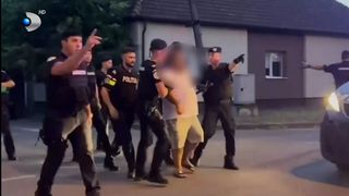 VIDEO Răfuială în mijlocul străzii! Două clanuri din Timișoara au început un scandal și i-au atacat chiar și pe jandarmii care au venit să intervină