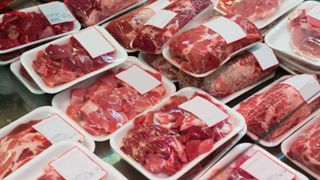Cinci tipuri de carne pe care NU trebuie să le cumperi din supermarket. Specialiștii trag un semnal de alarmă cu privire la pericolele existente