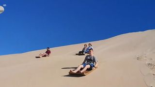 VIDEO La săniuș pe nisip! Sand sledding, un sport din ce &icirc;n ce mai popular &icirc;n r&acirc;ndul iubitorilor de adrenalină