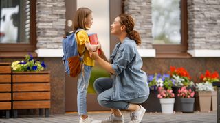 VIDEO Începutul școlii: ce și cât le cumpărați copiilor