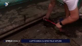 VIDEO La patru zile de la viitură, oamenii se chinuie să își salveze casele. Locuitorii din Amzancea se confruntă cu mari pagube
