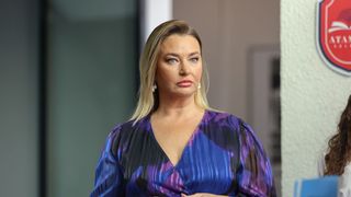 &Icirc;n această seară, &icirc;n serialul &rdquo;Totul pentru familia mea&rdquo;, difuzat de la ora 20:00, la Kanal D: Omer nu scapă de probleme