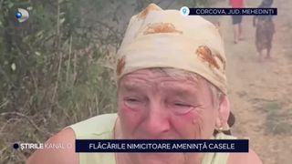 VIDEO Flăcările nimicitoare amenință casele locuitorilor dintr-un sat din Mehedinți. Oamenii se tem de ce e mai rău