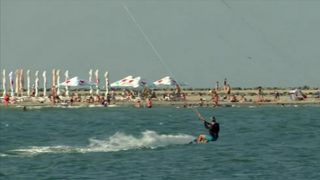 VIDEO Ce faci în weekend, cu Claudia Costandiș. O lecție de kitesurfing la Marea Neagră