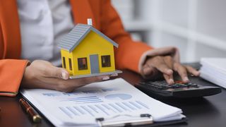 VIDEO „Aici, la târg, obțin reduceri substanțiale, de câteva mii de euro”. Cele mai ieftine locuințe noi