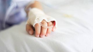 VIDEO Bebeluș de 23 de zile, internat de urgență la spital, cu multiple fracturi. Mama copilului face declarații șocante