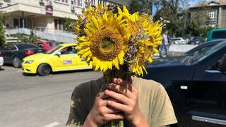 Povestea băiețelului de 13 ani din Iași care vinde flori ca să-și poată cumpăra rechizite: Vreau creioane, caiete și niște flanele