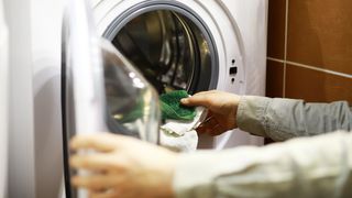 Ingredientul din bucătărie pe care trebuie să-l pui în mașina de spălat. Face diferența în cazul rufelor colorate