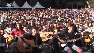 VIDEO „Pot să zic că mi se face pielea de găină”. Concert cu o mie de chitariști la Sibiu