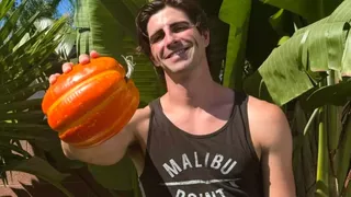 S-a prăbușit fără suflare după ce a trecut linia de sosire de la semi-maratonul Disneyland. Celebrul influencer pe TikTok a filmat totul &icirc;nainte de tragedie: "Căldura mă ucide"