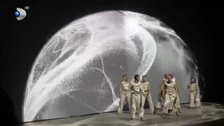 VIDEO „Ne-a transmis nouă, oamenilor, că ne luptăm cu valurile vieții”. Spectacol inedit la Iași