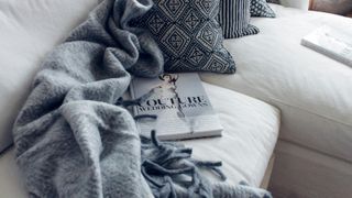 3 elemente esențiale de decor pentru a aduce căldură casei tale &icirc;n sezonul rece&nbsp;