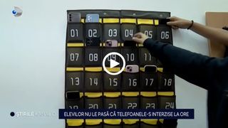 VIDEO Elevilor nu le pasă că telefoanele sunt interzise la oră
