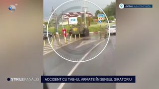 VIDEO Accident cu TAB-ul armatei în sensul giratoriu