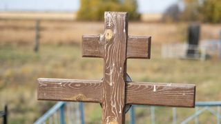 Satul din România unde morții se îngroapă în curtea locuinței. O femeie a avut parte șocul vieții când a descoperit mormintele în casa recent cumpărată. "E obiceiul din moși-strămoși"