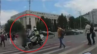 VIDEO Un poliţist pe motocicletă a lovit o femeie de 36 de ani pe trecerea de pietoni, în Piața Victoriei din Capitală