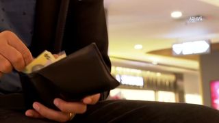 VIDEO &bdquo;&Icirc;i mai ajut, mai au probleme&rdquo;. Le cerem bani părinților la orice v&acirc;rstă