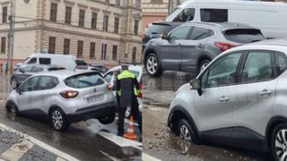 VIDEO Mașina unui sucevean, înghițită de asfalt în mijlocul orașului! Bărbatul se afla în vehicul cu cei doi copii în momentul accidentului: „M-am speriat”