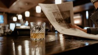 Povestea unui elixir distilat: de la origini antice la timpuri moderne