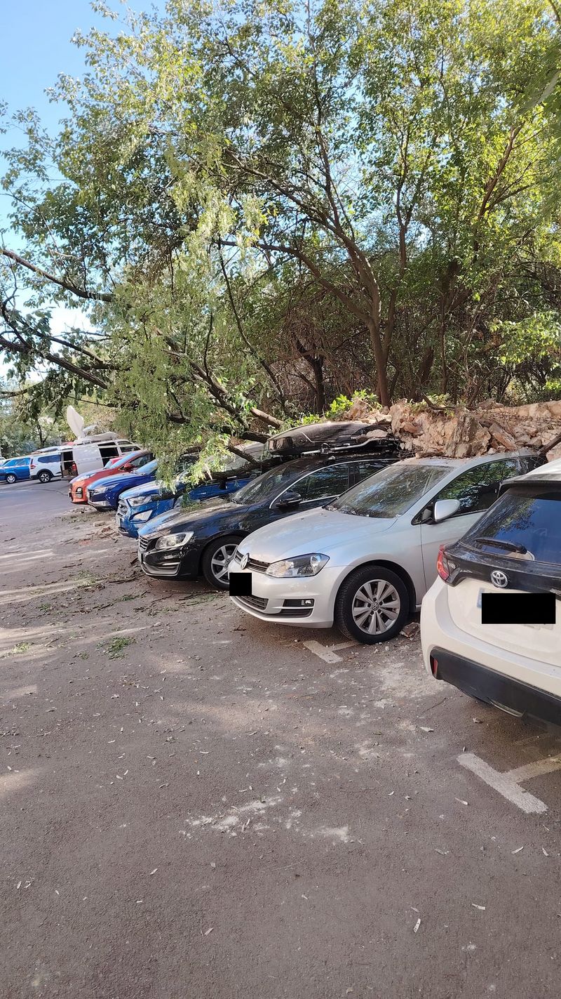 masini lovite, conacul dudesti, zid prabusit 