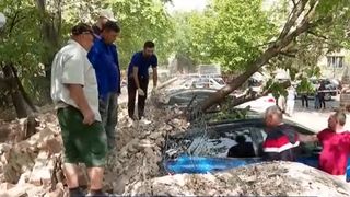 VIDEO Zid prăbușit peste mașini în Capitală. Declarațiile păgubiților: Pe cine dăm dăm în judecată?