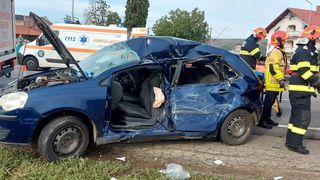 Tragedie pe „Drumul Morții” din Suceava! O mamă și cei doi copii sunt în stare foarte gravă după ce mașina s-a izbit de un autobuz
