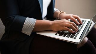 Ce este "Sindromul fundului mort&rdquo;, boala care te afectează dacă lucrezi la birou