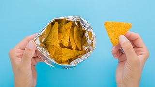 VIDEO „Ronțăielile pe care le consumă elevii la școală sunt dezechilibrate nutrițional”. Programul „Masa sănătoasă”, greu de aplicat