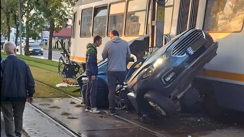 Accident grav pe Șoseaua Progresului - mașină spulberată de tramvai