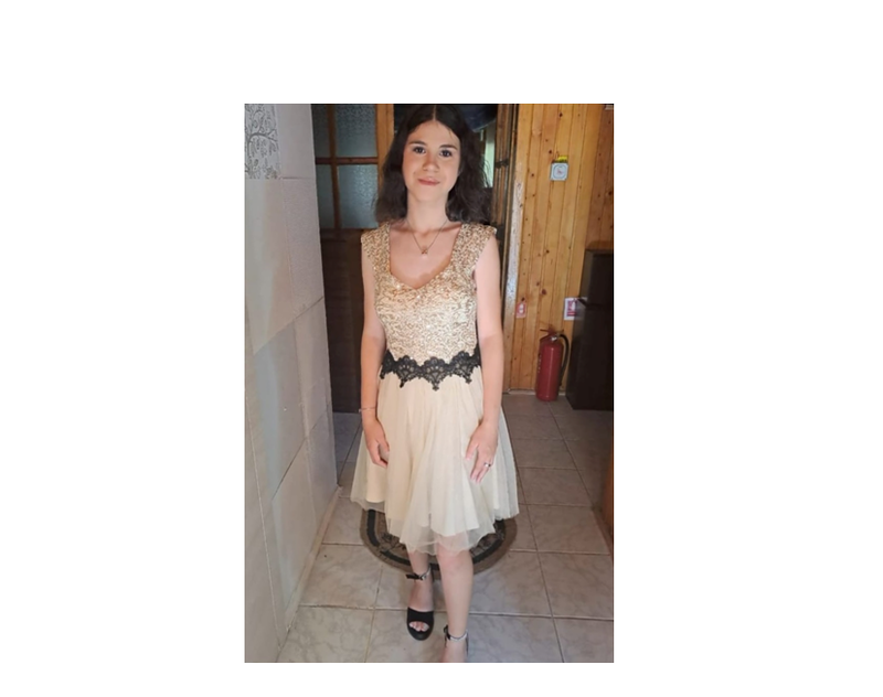 MELINTE SANDRA ELENA are 1,50 m înălțime, 50 de kilograme, păr negru, ondulat, ochi negri.