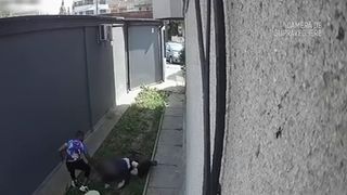 VIDEO Bătrân atacat și trântit la pământ! A fost buzunărit de un tânăr înarmat cu o bâtă