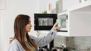 Cuptorul cu microunde, inamicul de temut al dietelor?! Sigur nu știai cum poate să te afecteze, mai ales dacă îl folosești constant