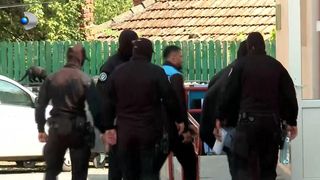 VIDEO &bdquo;Mie nu mi-a fost teamă de nimic&rdquo;. S-au răfuit &icirc;n timp ce polițiștii le anchetau amenințările