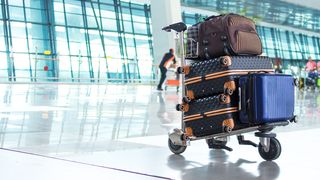 VIDEO &bdquo;Dacă luam bagaj de cală, plăteam aproape &icirc;ncă un bilet&rdquo;. Ce soluții mai ieftine găsesc călătorii 