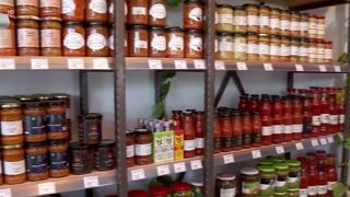 VIDEO &bdquo;Mai bine un ban &icirc;n plus&rdquo;. Pofticioșii nu se uită la preț atunci c&acirc;nd vine vorba de poftele culinare