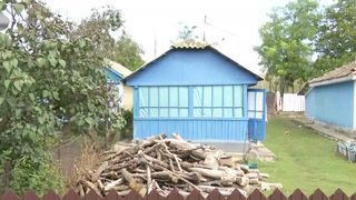 VIDEO &bdquo;La țară nu sunt posibilități de așa ceva&rdquo;. Pompe ultramoderne &icirc;n case de chirpici