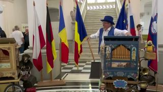 VIDEO &bdquo;Sunt niște mașinării pe care nu le-am mai văzut niciodată&rdquo;. Muzicanții ambulanți, o curiozitate pentru cei mai mulți dintre tineri