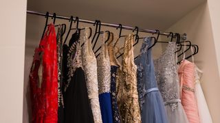 VIDEO „Clienta beneficiază de suport din partea noastră”.  Ținutele de închiriat, tot mai căutate