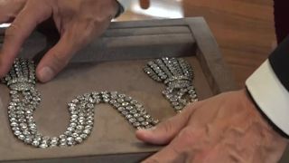 VIDEO Colier de 2,8 milioane de dolari, scos la licitație